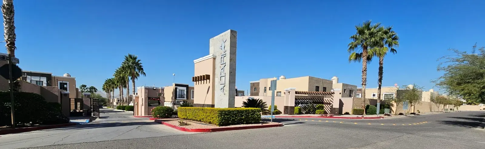 Entrada del fraccionamiento Altaria en Hermosillo, con palmeras