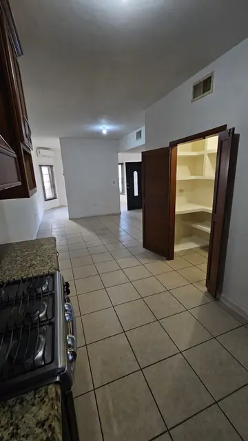 Cocina y alacena de la casa en Paseo de las Misiones